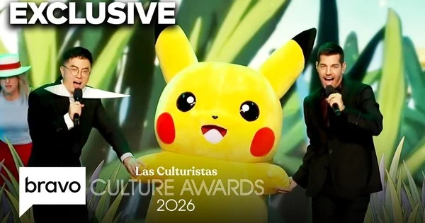 Les animateurs de Las Culturistas interprètent le thème de Pokémon