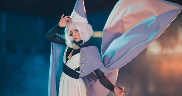 La créatrice de Witch Hat Atelier salue le cosplay de Qifrey par une patineuse artistique